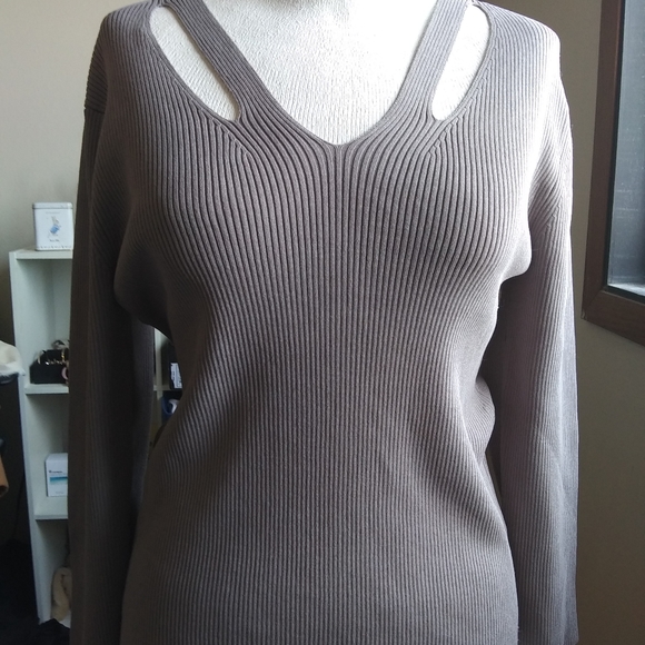 Cliche Tops - Chic Ribbed Long sleeve cut out top Size Large